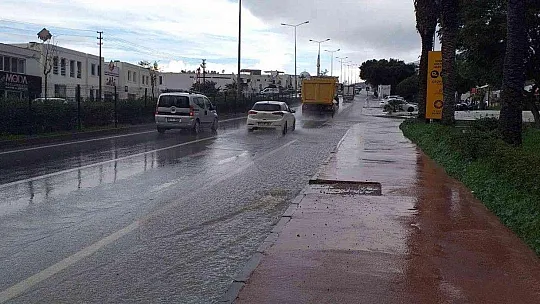 Bodrum'da sağanak yağış etkili oluyor