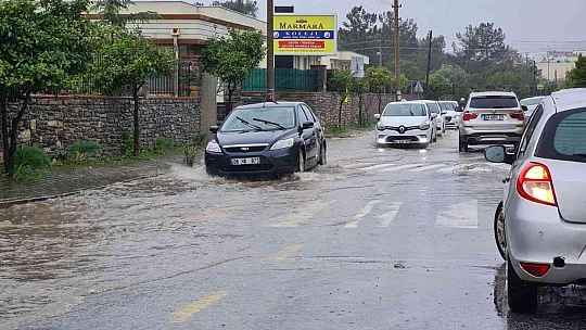 Bodrum'da sağanak yağış etkili oldu