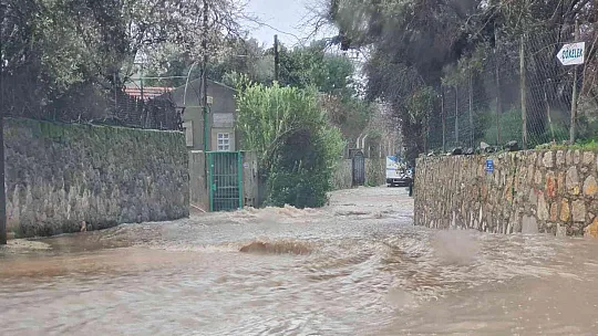 Bodrum'da sağanak yağış etkili oldu