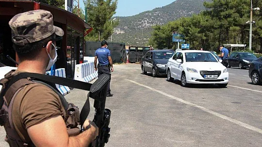 Bodrum'da sahiller doldu, trafik durma noktasına geldi
