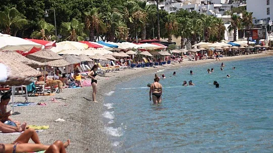 Bodrum'da sahiller doldu, trafik durma noktasına geldi