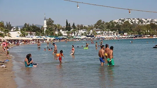 Bodrum'da sahiller doldu, trafik durma noktasına geldi