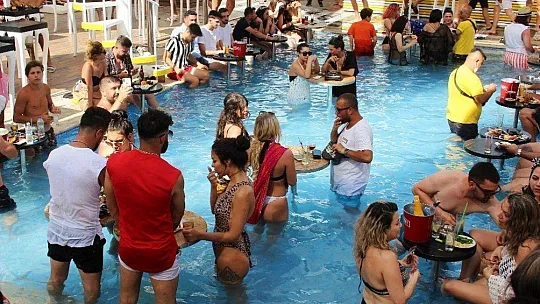 Bodrum'da sahiller doldu, trafik durma noktasına geldi