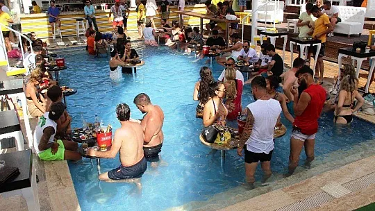 Bodrum'da sahiller doldu, trafik durma noktasına geldi