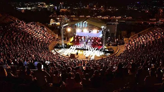 BODRUM'DA SİBEL CAN İZDİHAMI