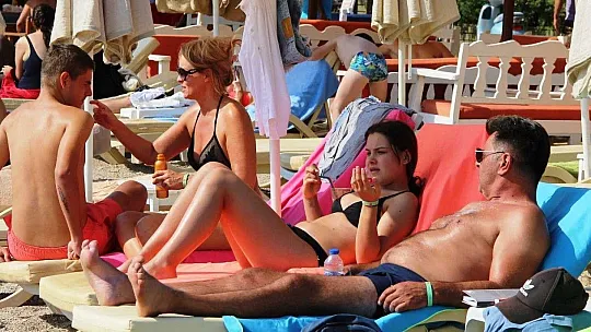 Bodrum'da sıcak havayı gören sahile koştu