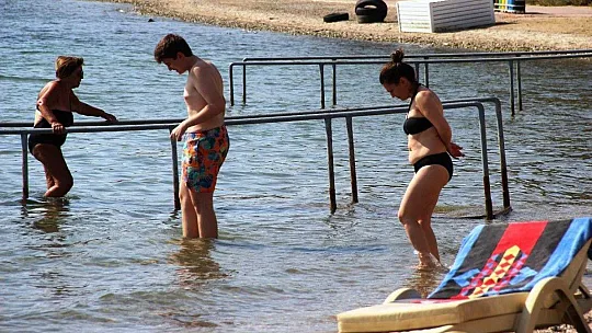 Bodrum'da sıcak havayı gören sahile koştu