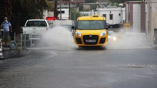 Bodrum'da sokaklar göle döndü
