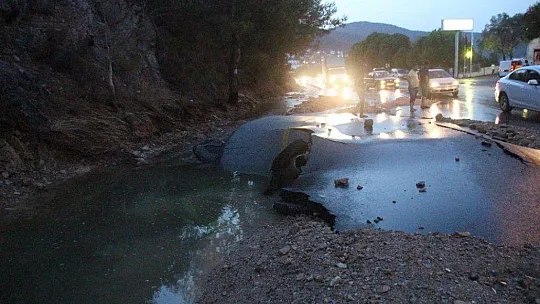 Bodrum'da su hattı bomba gibi patladı evleri, iş yerlerini su bastı
