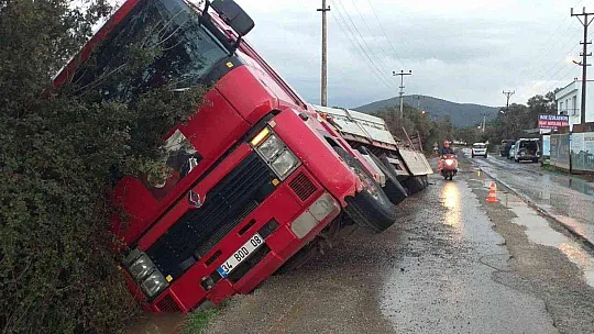 Bodrum'da tır, su kanalına girdi