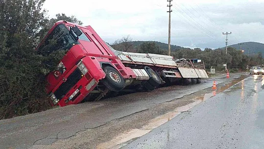 Bodrum'da tır, su kanalına girdi
