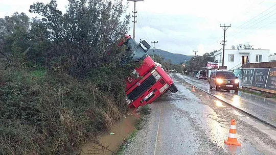 Bodrum'da tır, su kanalına girdi