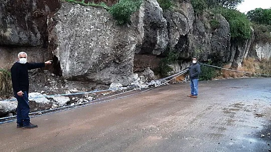 Bodrum'da tonlarca ağırlıktaki dev kaya parçası yola düştü