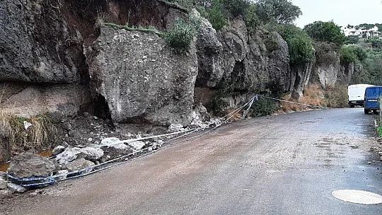 Bodrum'da tonlarca ağırlıktaki dev kaya parçası yola düştü