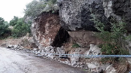 Bodrum'da tonlarca ağırlıktaki dev kaya parçası yola düştü