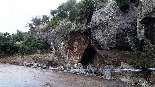 Bodrum'da tonlarca ağırlıktaki dev kaya parçası yola düştü