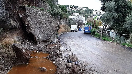 Bodrum'da tonlarca ağırlıktaki dev kaya parçası yola düştü