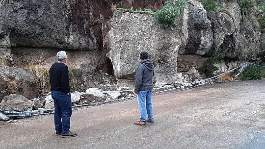 Bodrum'da tonlarca ağırlıktaki dev kaya parçası yola düştü