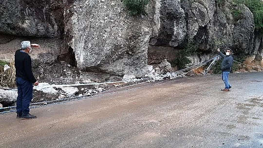 Bodrum'da tonlarca ağırlıktaki dev kaya parçası yola düştü