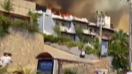 Bodrum'da yangınlar büyüyor, bazı ev ve oteller tahliye ediliyor