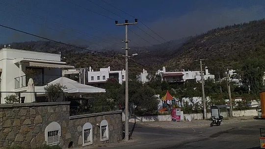 Bodrum'da yangınlar büyüyor, bazı ev ve oteller tahliye ediliyor