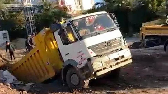 Bodrum'da yol çöktü, kamyon içine düştü