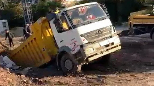 Bodrum'da yol çöktü, kamyon içine düştü