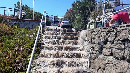 Bodrum'da yollar dereye duvarlar şelaleye döndü