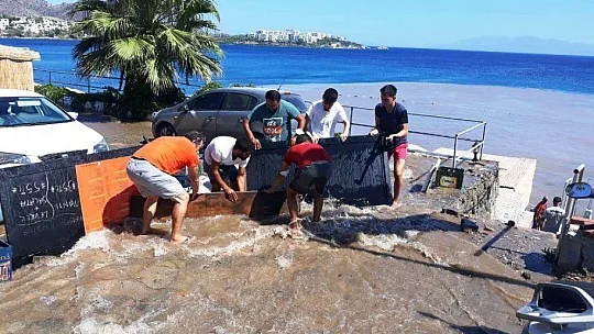 Bodrum'da yollar dereye duvarlar şelaleye döndü
