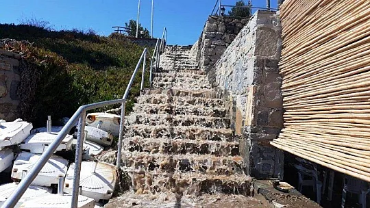 Bodrum'da yollar dereye duvarlar şelaleye döndü