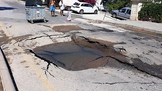 Bodrum'da yollar dereye duvarlar şelaleye döndü