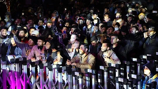 Bodrum'da yüzlerce kişi soğuk havaya, yağmura ve fırtınaya aldırış etmeden doyasıya eğlendi
