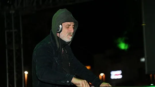 Bodrum'da yüzlerce kişi soğuk havaya, yağmura ve fırtınaya aldırış etmeden doyasıya eğlendi