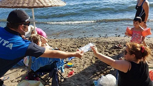 Bodrum'da zabıta önce uyarıp ardından maske veriyor