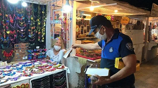 Bodrum'da zabıta önce uyarıp ardından maske veriyor