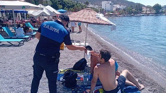 Bodrum'da zabıta önce uyarıp ardından maske veriyor