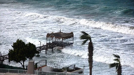 Bodrum'daki fırtına balıkçı teknelerini batırdı, dalgaların boyu 2 metreyi aştı