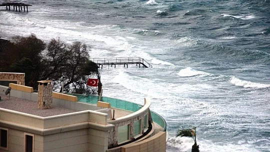 Bodrum'daki fırtına balıkçı teknelerini batırdı, dalgaların boyu 2 metreyi aştı