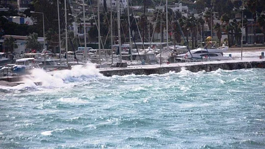 Bodrum'daki fırtına balıkçı teknelerini batırdı, dalgaların boyu 2 metreyi aştı