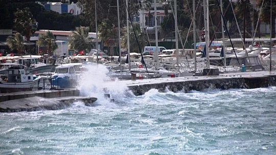 Bodrum'daki fırtına balıkçı teknelerini batırdı, dalgaların boyu 2 metreyi aştı