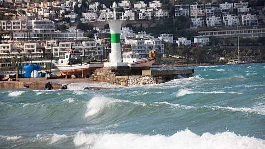 Bodrum'daki fırtına balıkçı teknelerini batırdı, dalgaların boyu 2 metreyi aştı