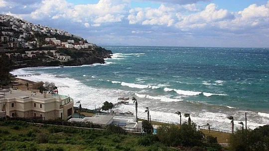 Bodrum'daki fırtına balıkçı teknelerini batırdı, dalgaların boyu 2 metreyi aştı