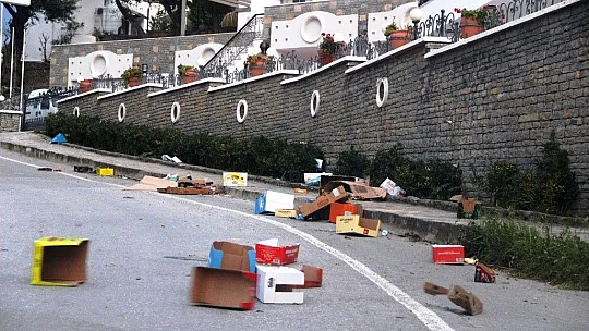 Bodrum'daki fırtına tonlarca ağırlıktaki çatıyı metrelerce uçurdu