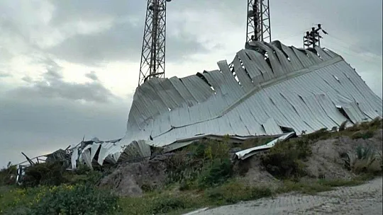 Bodrum'daki fırtına tonlarca ağırlıktaki çatıyı metrelerce uçurdu
