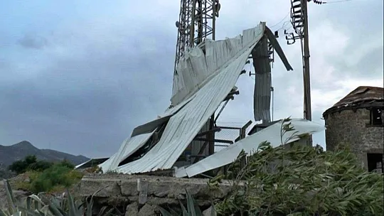 Bodrum'daki fırtına tonlarca ağırlıktaki çatıyı metrelerce uçurdu
