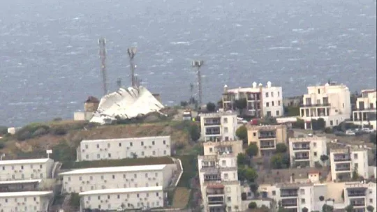 Bodrum'daki fırtına tonlarca ağırlıktaki çatıyı metrelerce uçurdu