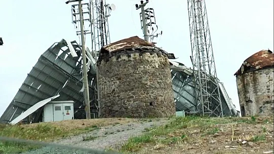 Bodrum'daki fırtına tonlarca ağırlıktaki çatıyı metrelerce uçurdu
