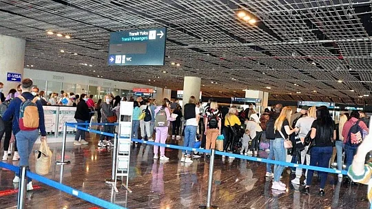 Bodrum havalimanına yılın ilk turist kafilesi geldi