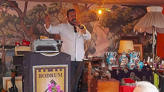 Eski daktiloları mezatta satıp, gelirini engelli öğrencilere bağışladı
