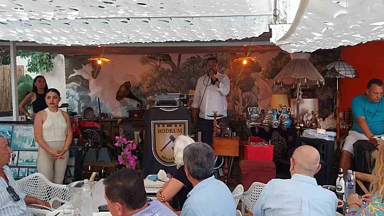 Eski daktiloları mezatta satıp, gelirini engelli öğrencilere bağışladı